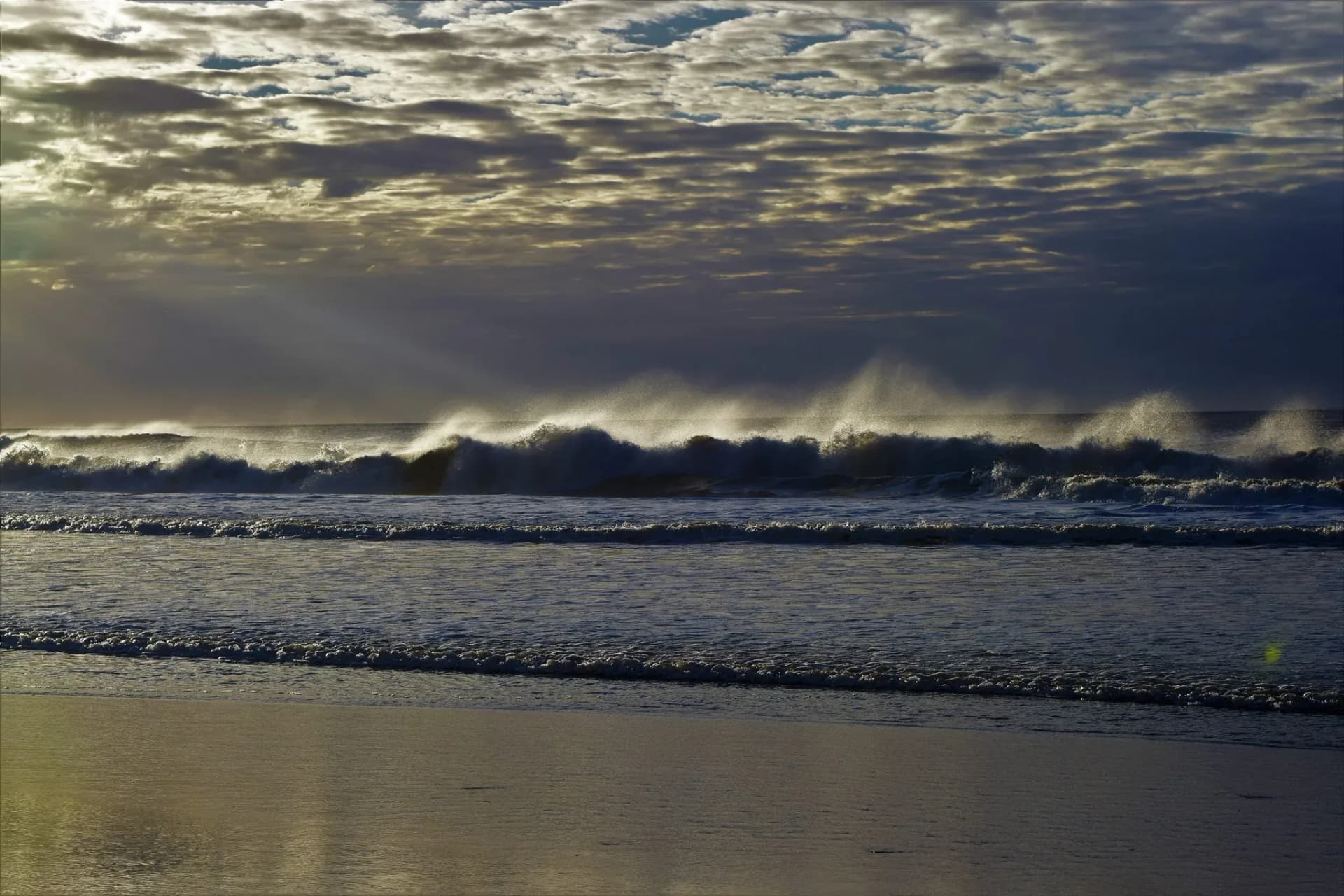 Olas del mar Atlántico en la costa de Balneario Reta