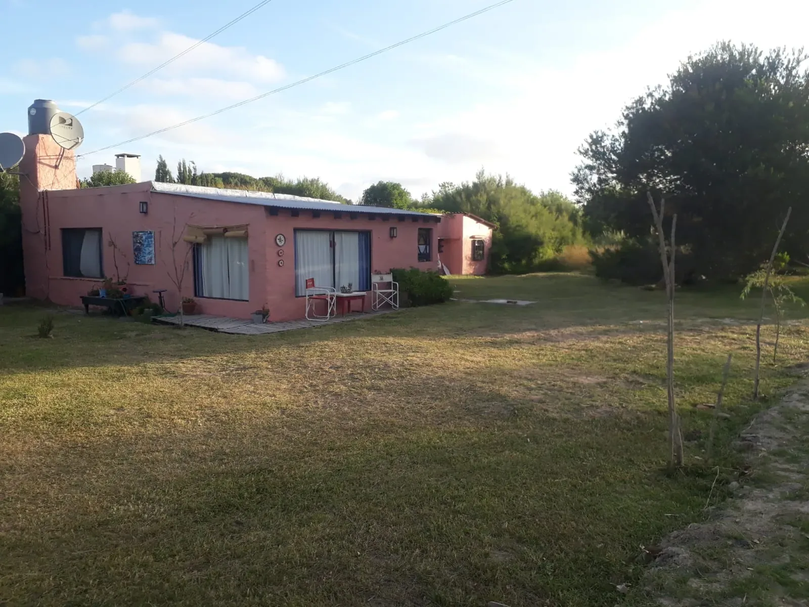 Frente de La Casita Rosada de Inés frente a la hermosa plaza de Reta