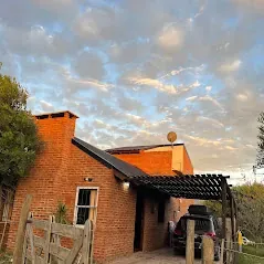 Parque arbolado con juegos infantiles de Cabañas Marsu en Balneario Reta