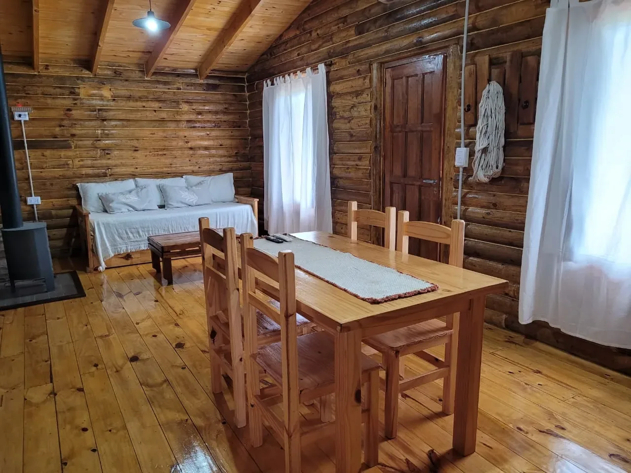 Sala de estar y comedor de Yuanfen Cabañas en Balneario Reta